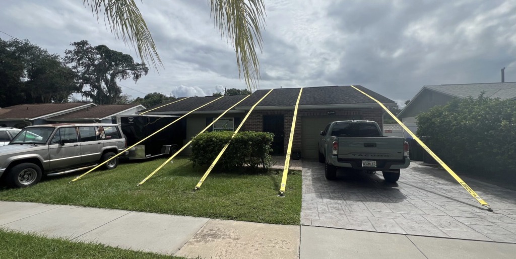 Domiselna ali brezupna poteza? Mož s Floride s trakovi zaščitil hišo pred uraganom Milton (FOTO)