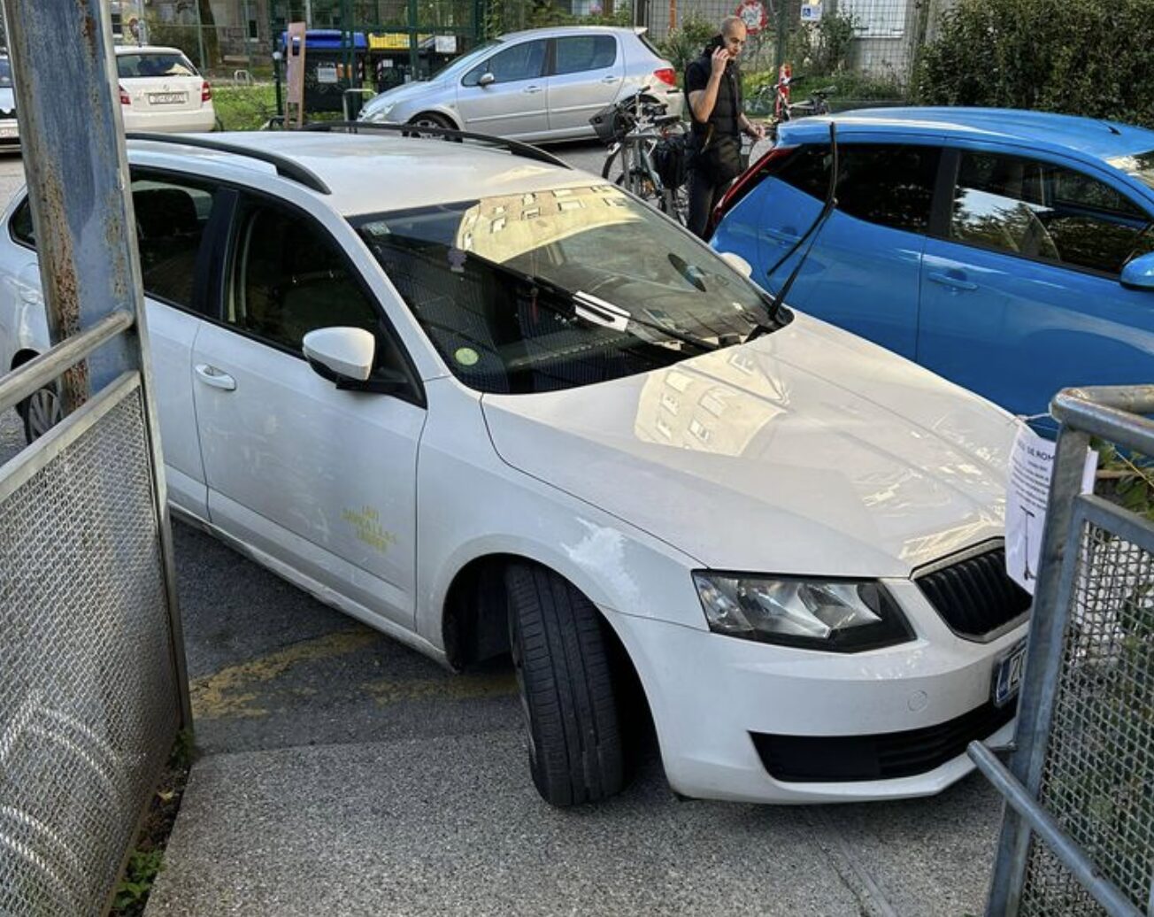 Ko napačno parkiranje postane viralno – poglejte, kaj so mu napisali na vetrobransko steklo! (FOTO)