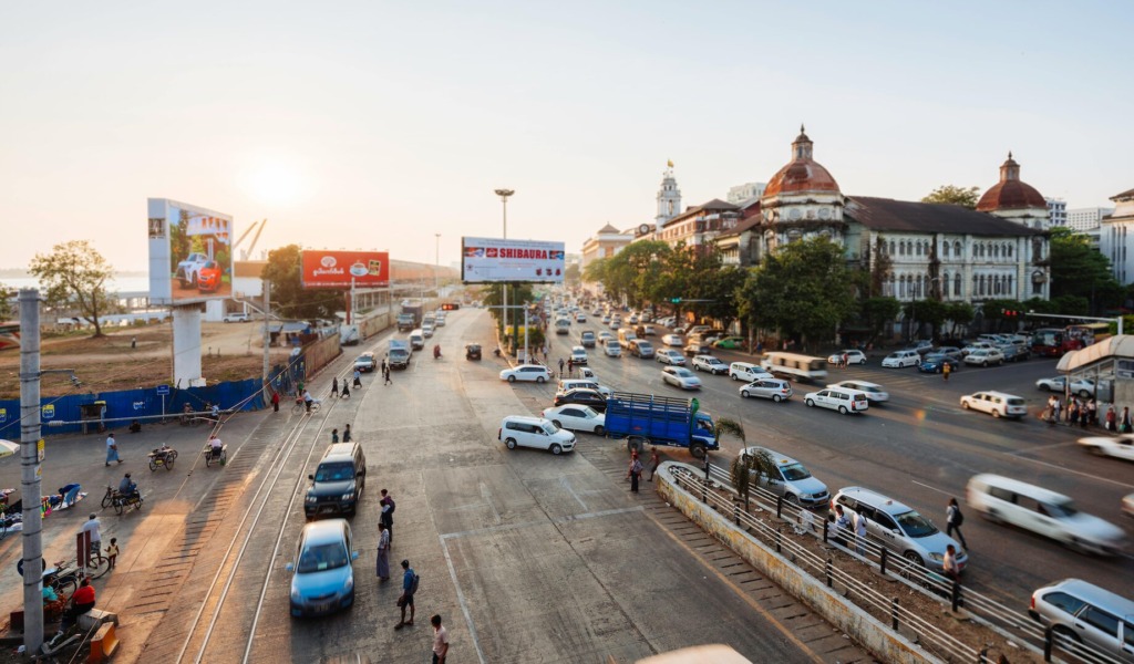 Megabordi in gigabordi morajo biti umeščeni ob prometnicah.