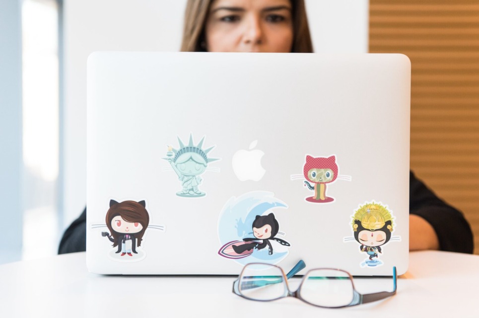 Nalepke Vrste, uporaba in izdelava po meri 1 - NaDlani.si Nalepke so najrazličnejših vrst in oblik.