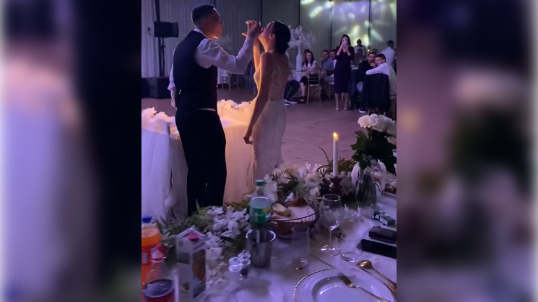 Ne boste verjeli, kaj sta mladoporočenca postregla namesto torte!