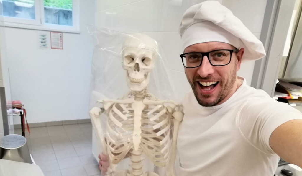 Ne boste verjeli, kaj vse se zgodi v šolski kuhinji – to morate videti!