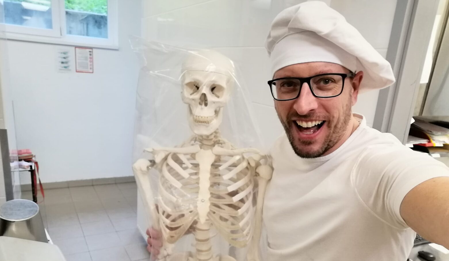Ne boste verjeli, kaj vse se zgodi v šolski kuhinji – to morate videti!