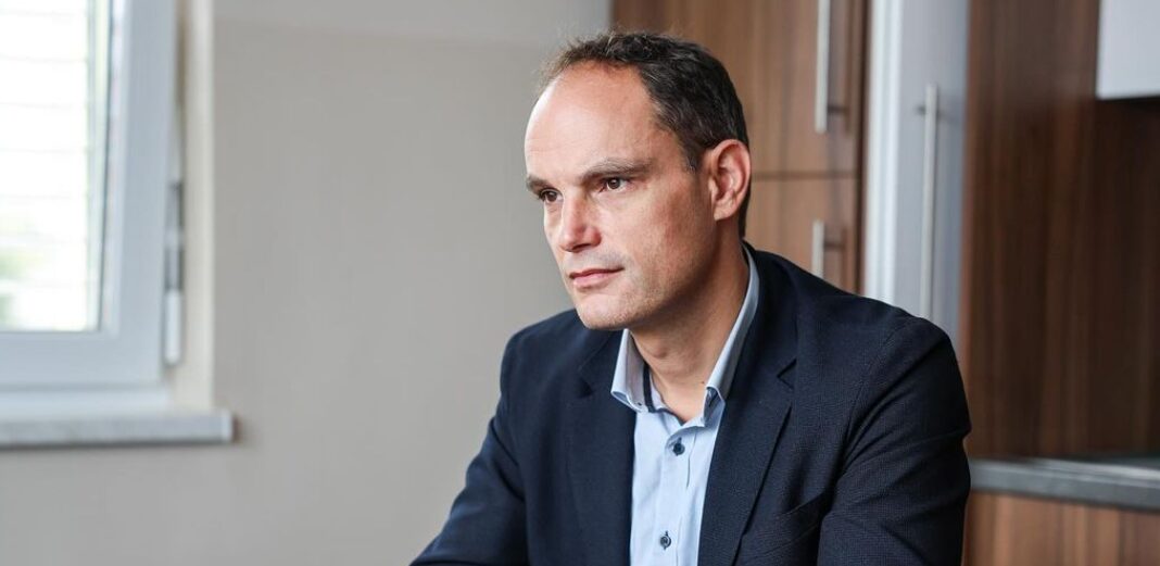Anže Logar izstopil iz SDS in postal "levičar"? Milan Kučan pa ostro: "Anže Logar je ime neiskrenosti"