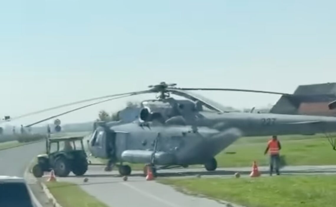 Traktor vlekel helikopter po cesti: "Ne verjameš, če ne vidiš ..."
