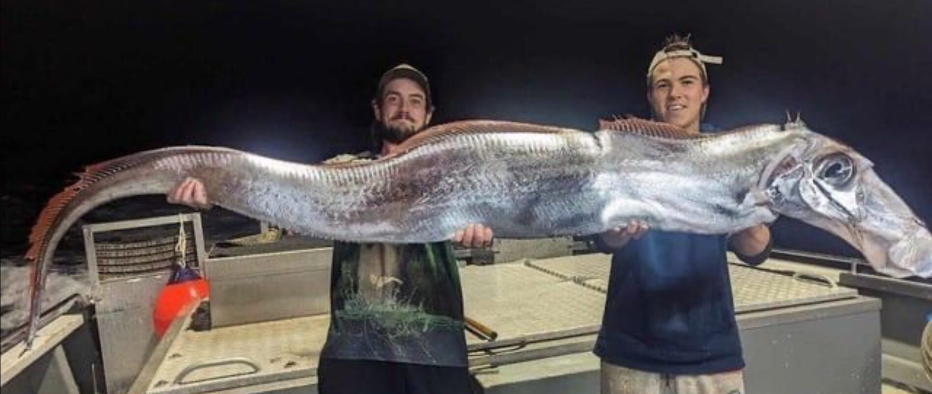 Uh, to pa je ulov in pol! Katero ribo sta ujela ribiča?