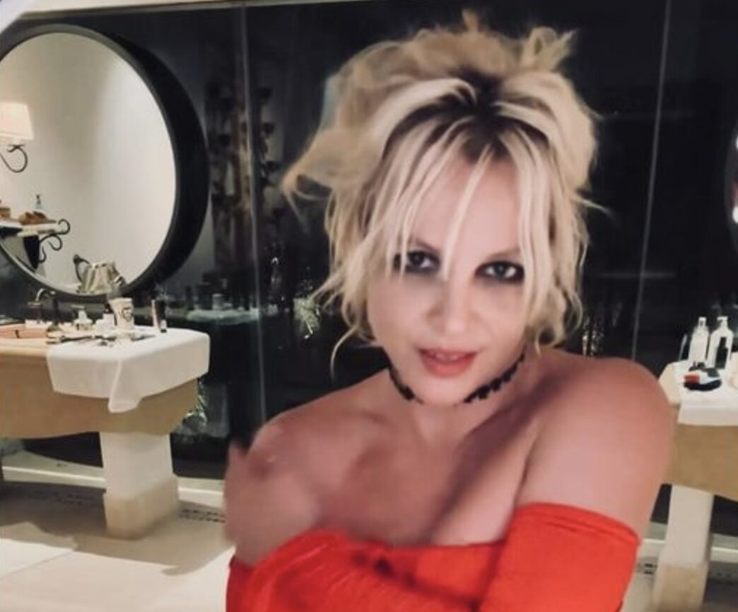 Britney Spears v beli obleki: Poročila sem se sama s sabo, ker sem si dovolj (VIDEO)