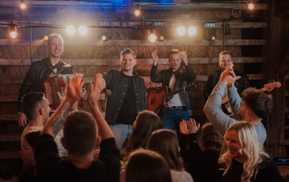 Je to nov hit na slovenski glasbeni sceni?! FOKSNERJI zažigajo