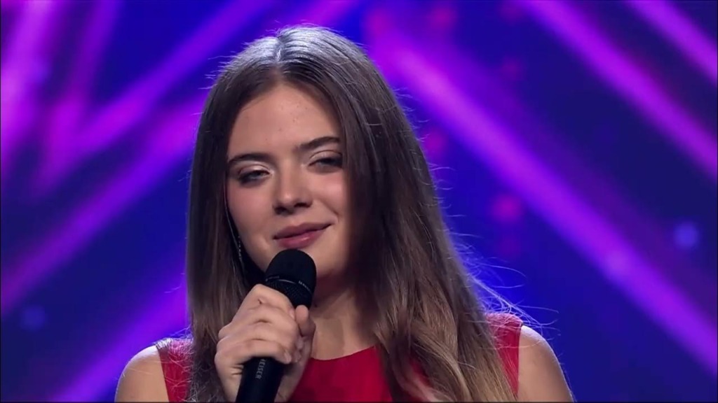 Ni čudno, da ji je Andrej podelil zlati gumb! Se nam je zdelo, da smo jo že videli ... (VIDEO)