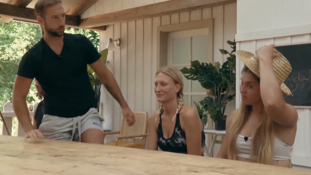 Niku je prekipelo, zdrl se je na Tjašo! Gledalci pa: Tale Kmetija je čist zrežirana