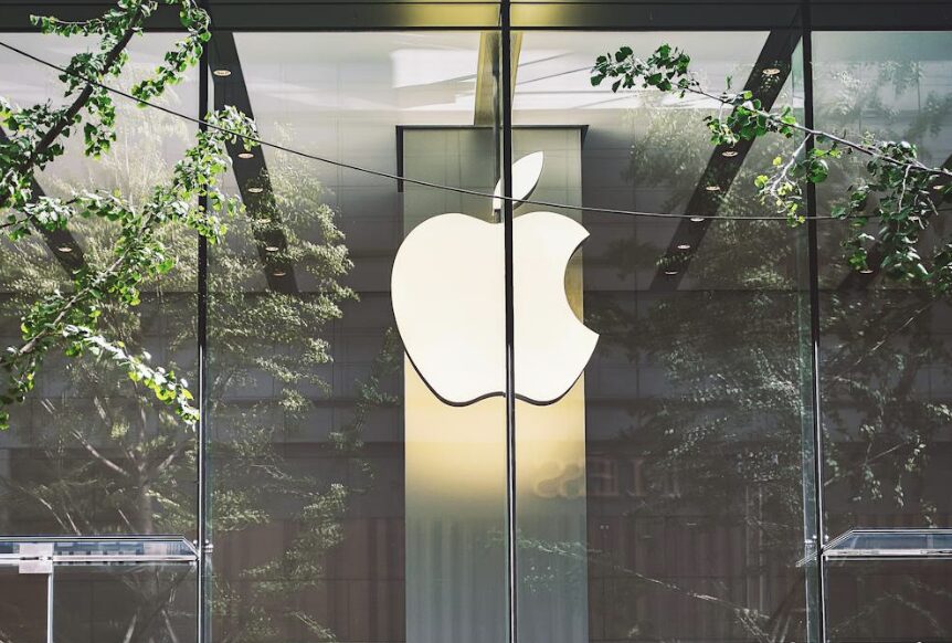 Apple na robu zgodovine Bo prvo podjetje s 4 bilijoni dolarjev vrednosti - NaDlani.si