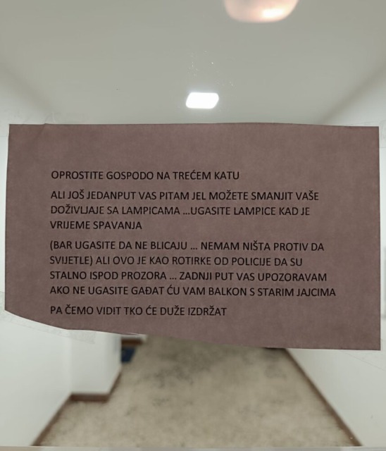 Hrvata zmotile novoletne lučke: Ste videli njegovo bizarno grožnjo sosedu?