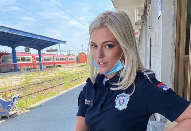 Policistka Lidija je senzacija na Instagramu, sledilci ji pišejo: Aretiraj me