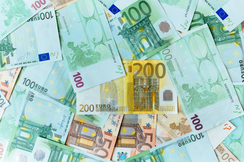 Evro na dnu po dveh letih kaj to pomeni za vaše prihranke - NaDlani.si