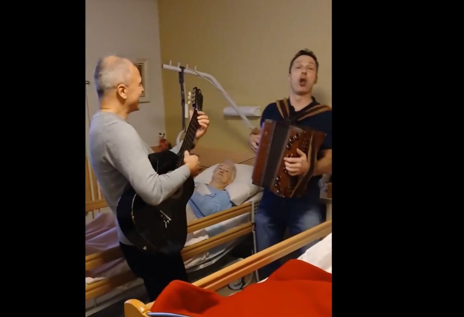 Sedem let leži zaradi kapi v postelji: ko je slišala harmoniko in slovenski radio je dobila izjemno energijo