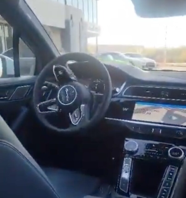 Taksi brez šoferja vozil v krogu, nemočen potnik ujet pred letališčem (VIDEO)