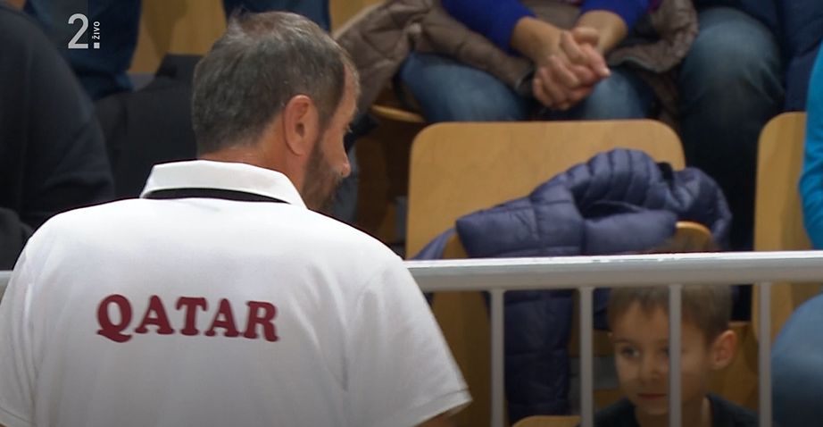 Pretep na rokometni tekmi v Kopru: katarski kapetan brcnil našega Blaža Janca
