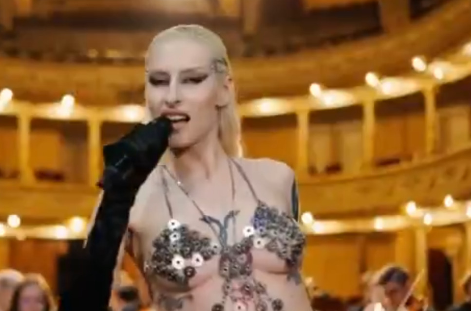 Vau, za kakšen uvod v Emo je poskrbela Raiven! Janševa Zala je zgrožena ...