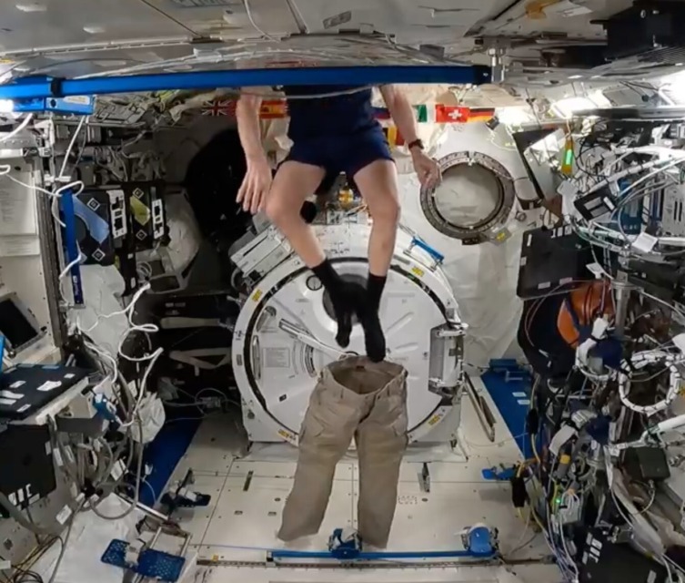 VIRALNO: Astronavtov bizarni trik z oblačenjem hlač osupnil splet