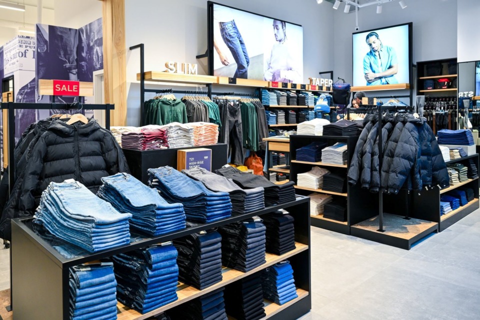 Kupci lahko na enem mestu odkrijejo legendarne kose, kot so ikonične kavbojke 501®, ter najnovejše kolekcije, ki se prilagajajo sodobnim modnim trendom (Foto Robert Krumpak) - NaDlani.si