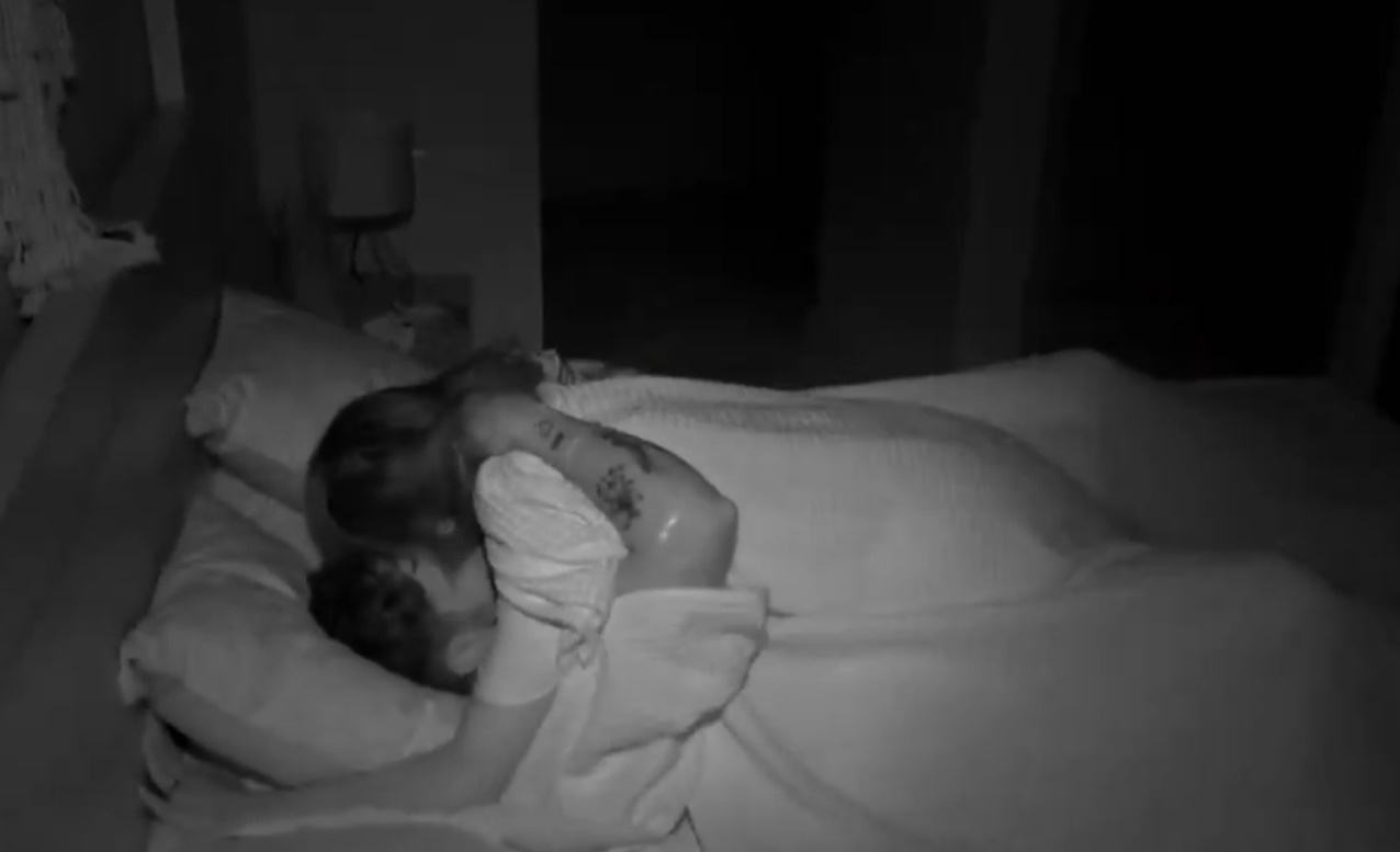 Najbolj nori trenutek v zgodovini resničnostnih šovov: Na zaslonu je gledal Anito z drugim, sledil je kaos! (VIDEO)