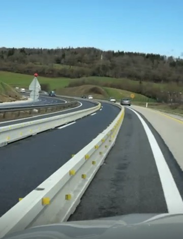 Pozor, vozite po tem odseku? Manca je jokala od strahu – in ni bila edina (VIDEO)