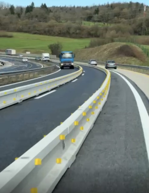 Pozor, vozite po tem odseku? Manca je jokala od strahu – in ni bila edina (VIDEO)
