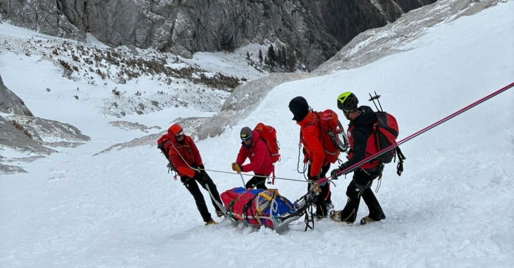 Delovna nesreča na smučišču, 67-letnika peljali v UKC Ljubljana