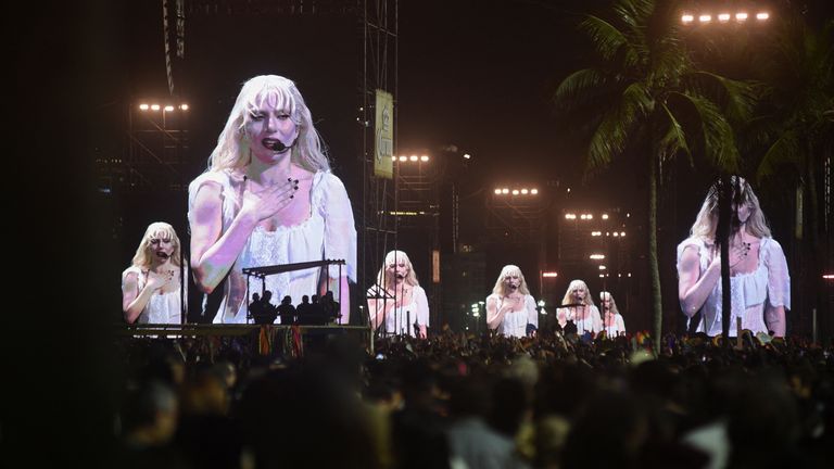 Za las preprečili bombni napad na koncertu Lady Gaga – njen čustveni odziv ganil do solz