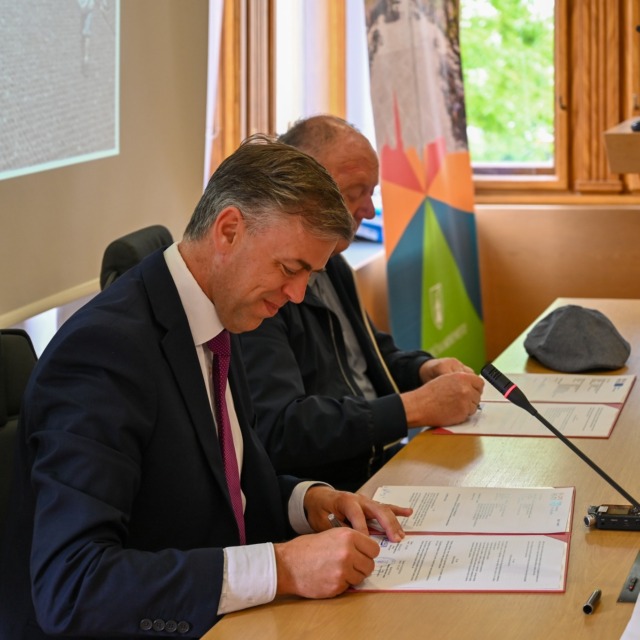 Novomeščani bodo dobili novo tržnico. - Župan podpisuje pogodbo.