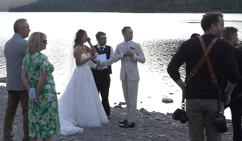 Poroko so prekinili kriki bolečine: mladoporočenca osupla opazovala, kaj se dogaja v njuni bližini (VIDEO)