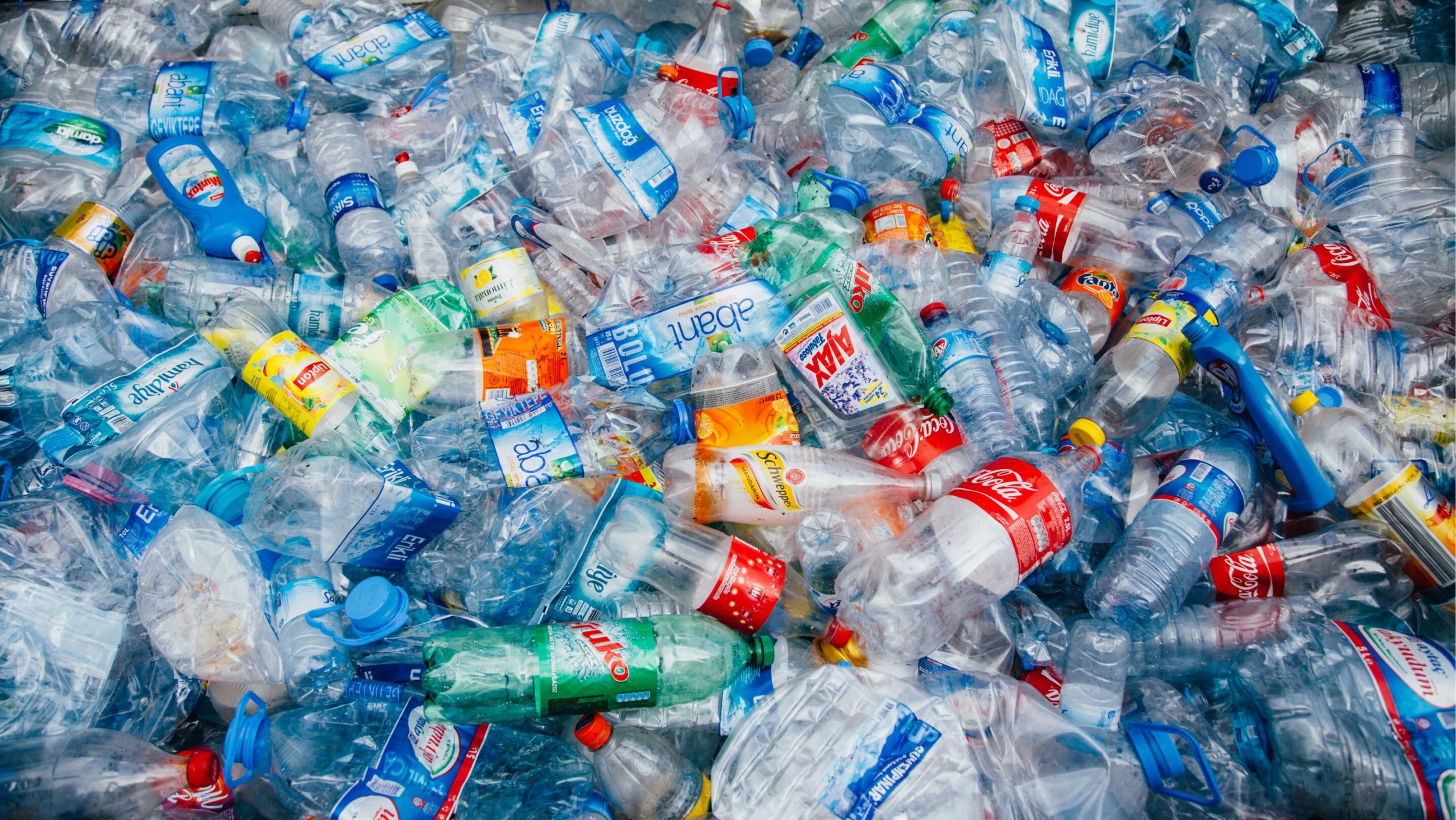 plastika-svetovni-dan-okolja - NaDlani.si Svetovni dan okolja - plastika