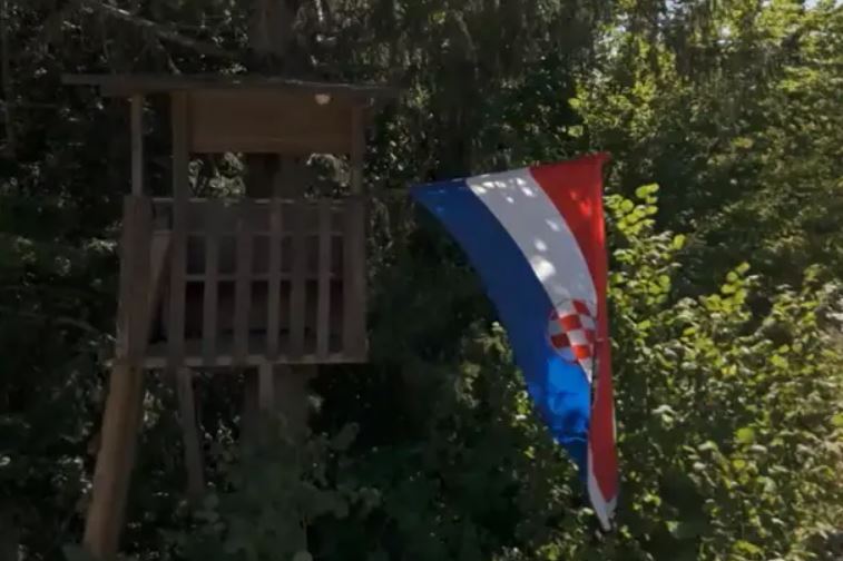 Gledalce Farme, ki jo snemajo na Dolenjskem, zmedla hrvaška zastava: »Ali je to zakonito?«