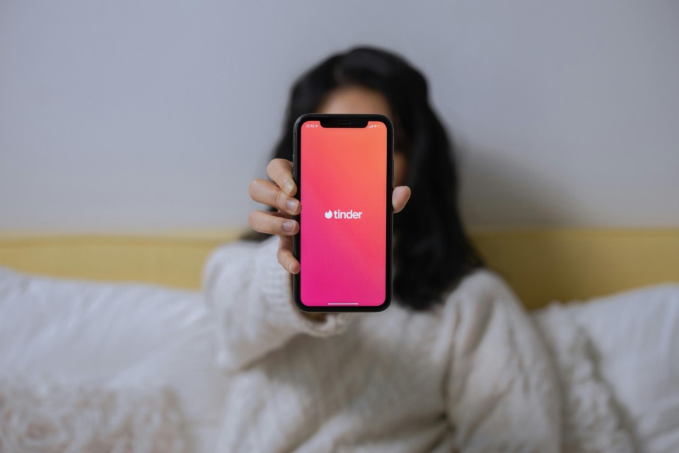 Zmenki za skupine na Tinder-ju: Nova funkcija, ki spreminja družabno sceno