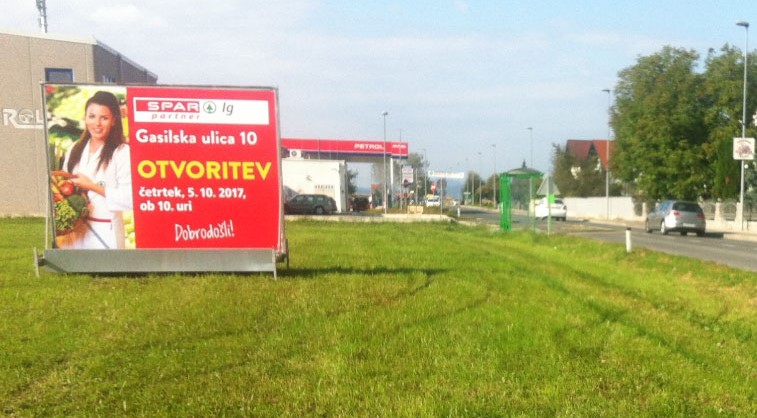 mobilni panoji na travniku ob cesti