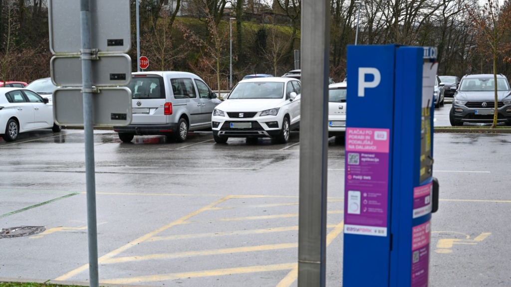 Javila se je voznica: »Pazite vsi, ki parkirate ob avtocesti!« V tej dolenjski občini so vlomili v več avtomobilov