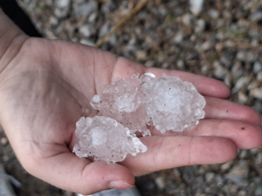 Kot jajce in oreh velika toča klestila po okolici Ljubljane, to nas čaka danes