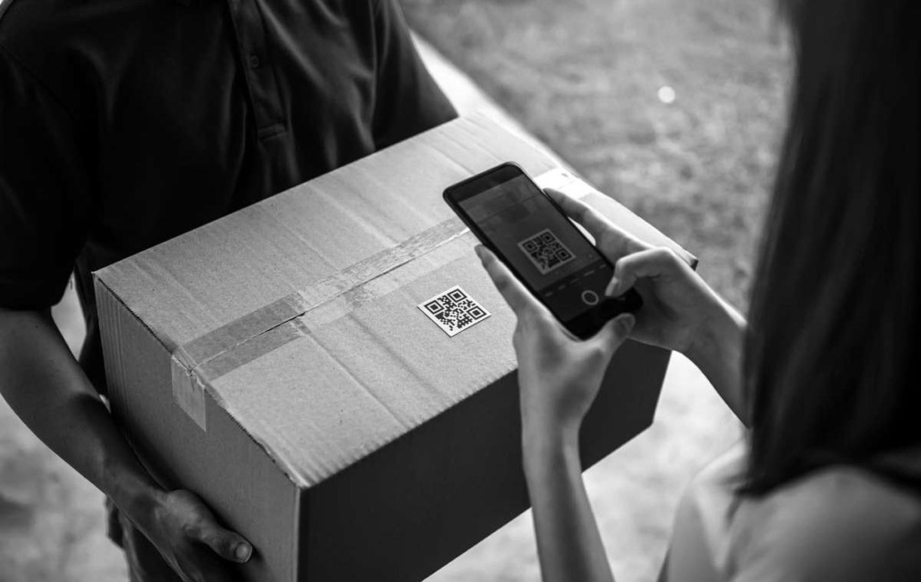 Nova past pri dostavi paketov? Mislila je, da je paket naročil nekdo od domačih, nato pa sledilo ...