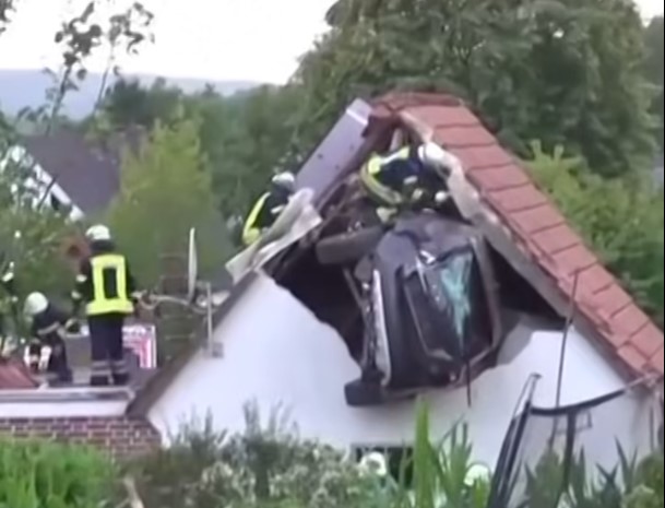 Avtomobil zletel v skedenj: neverjetna nesreča v Nemčiji