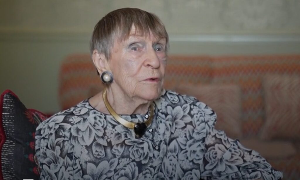 98-letna pevka razkriva, kako je bodoči James Bond štopal po Nemčiji