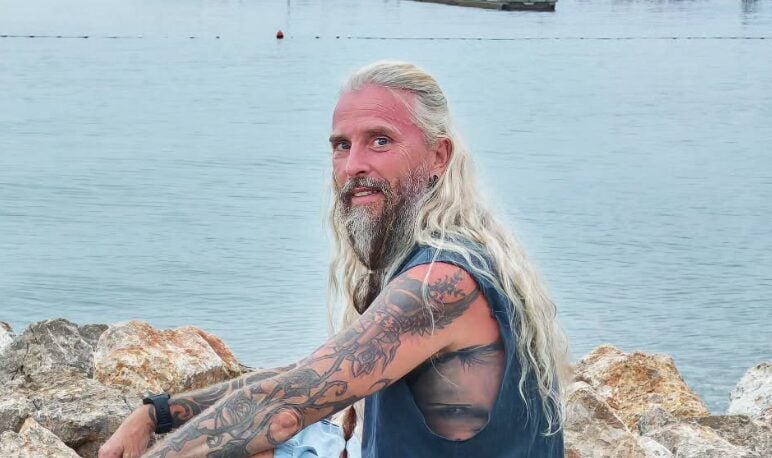 Zaradi svojega videza končal v spodnjicah! Znani glasbenik razkril, kaj se mu je zgodilo na meji (VIDEO)