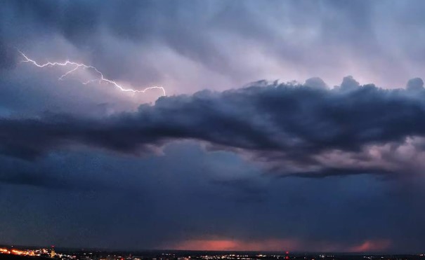 Nevihta, kot je še niste videli – ujeti trenutki v posnetku