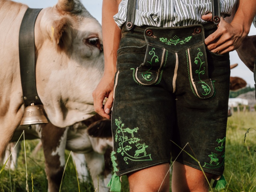 Lederhosen: Usnjene hlače z naramnicami za moške so pogosto okrašene s tradicionalnim vezenjem. Nosijo se s srajco, pogosto karo vzorca, in volnenimi nogavicam