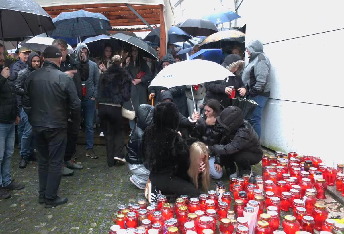 V Novem mestu vlada velika žalost, številni prebivalci se tudi danes poslavljajo od pokojnega Aleša. FOTO: YouTube - NaDlani.si