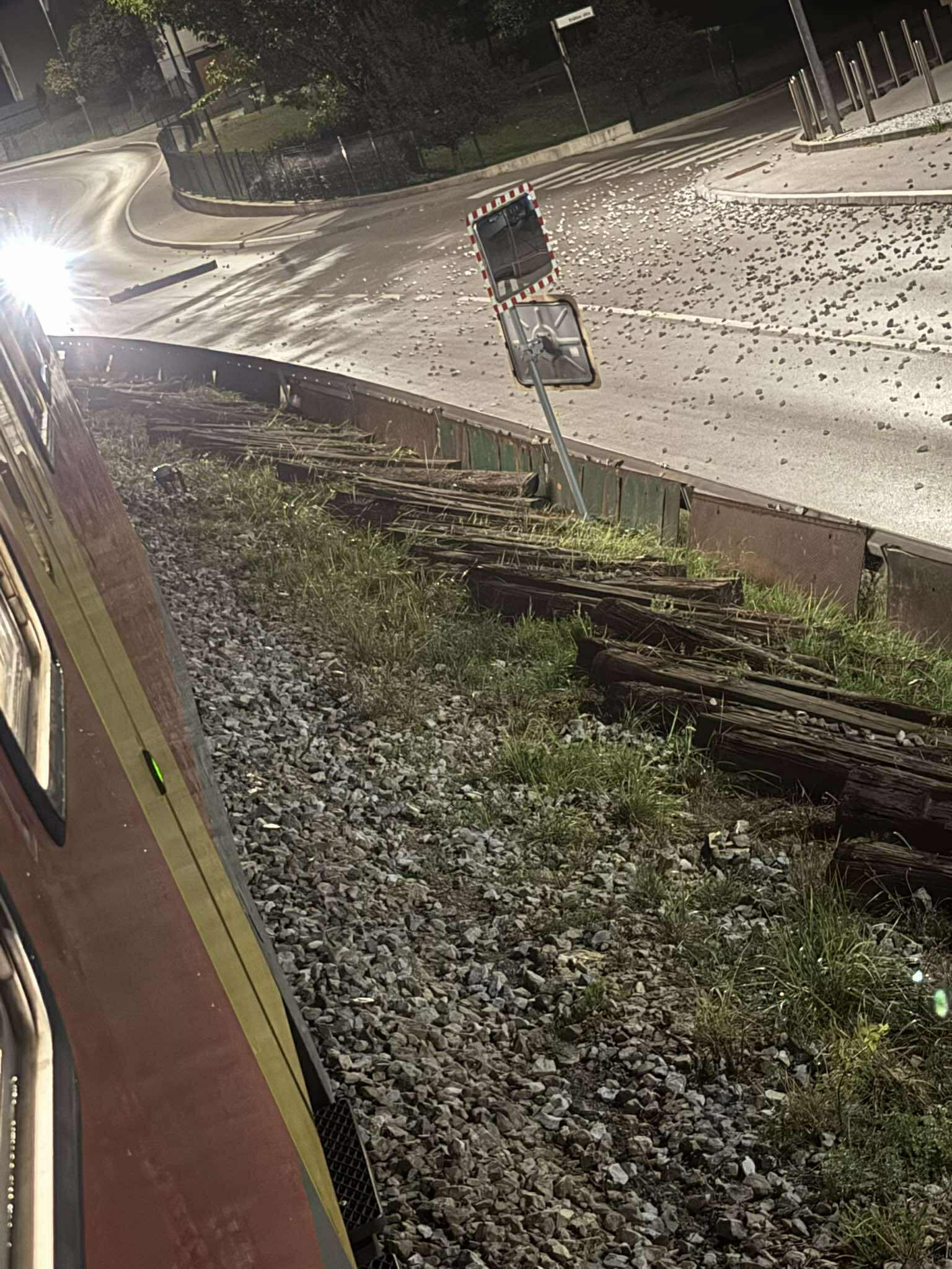 Prizori iz 19. avgusta. FOTO: Facebook - NaDlani.si železniška proga