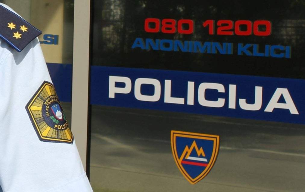 Policist in anonimna številka.