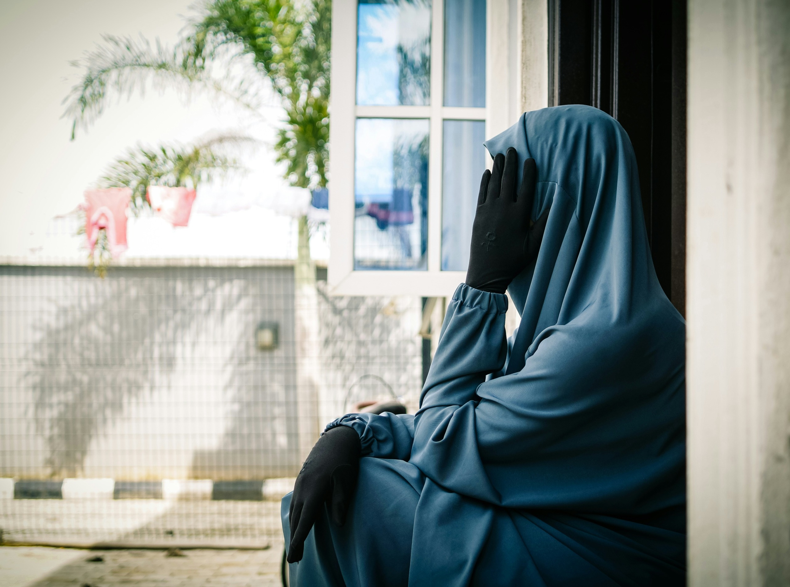 Burka v Evropi deli mnenja – od popolnih prepovedi do zagovorov svobode izbire. Kako različne države urejajo nošenje pokrival in kaj to pomeni za ženske?