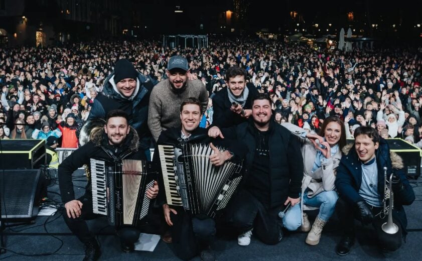 Ansambel Saša Avsenika skupaj z oboževalci - NaDlani.si