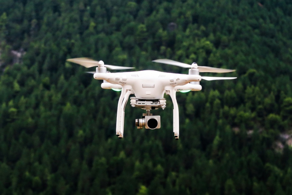 skrivnostni droni nad ključno vojaško bazo sprožili alarm. Drone so opazili nad letališči in vojaškimi oporišči po vsej Danski. Zračni promet je bil oviran, politiki so se zbrali na kriznih sestankih, Nato pa je bil pozvan k ukrepanju.
