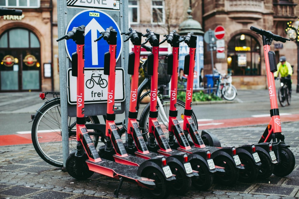 Električni skuterji so prispevek k trajni mobilnosti. Prepoved bi lahko bila korak nazaj. Tako menijo proizvajalci